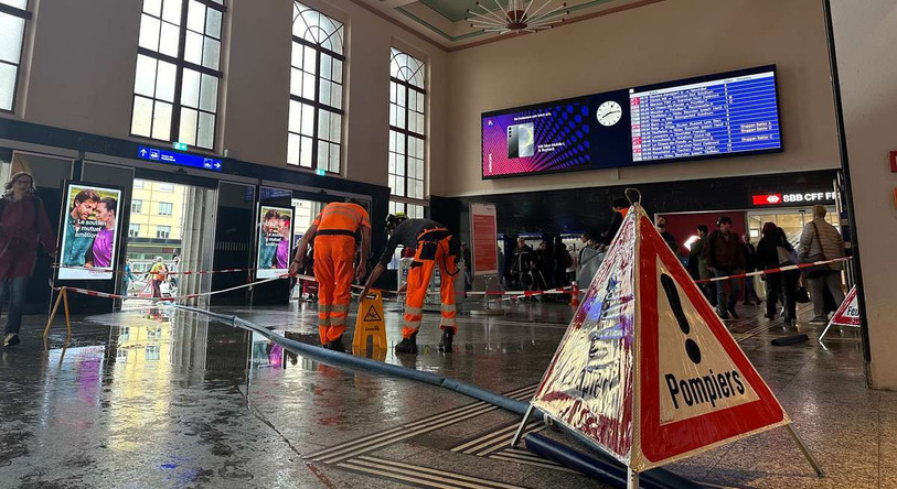 L’eau a été pompée pour être extraite du hall de gare. (Photo : Lyndon Viglino).