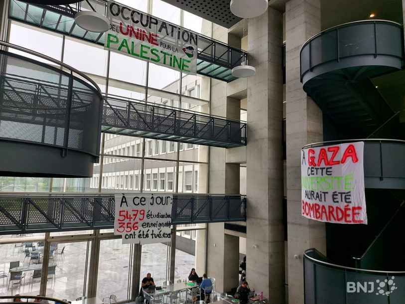 Les banderoles ont été affichées par le collectif propalestinien à UniMail, à Neuchâtel. 