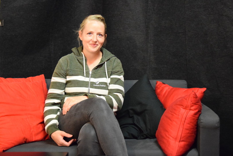 Julia Siegenthaler, coresponsable de l’accueil des artistes, travaille d'arrache pied avec son équipe pour transformer le collège de la Chaux-du-Milieu.