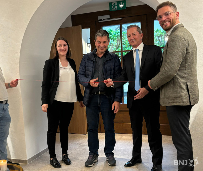 Le ruban a officiellement été coupé par le maire de la commune Jean-Paul Lachat (au centre) en compagnie du fondateur du groupe vaudois, Patrick Delarive. 