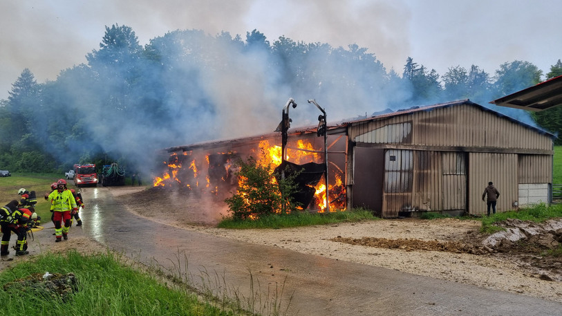 Le bâtiment a pris feu jeudi soir vers 19h jeudi soir. Une cinquantaine de pompiers sont intervenus. (Photo : Paul Monnerat)
