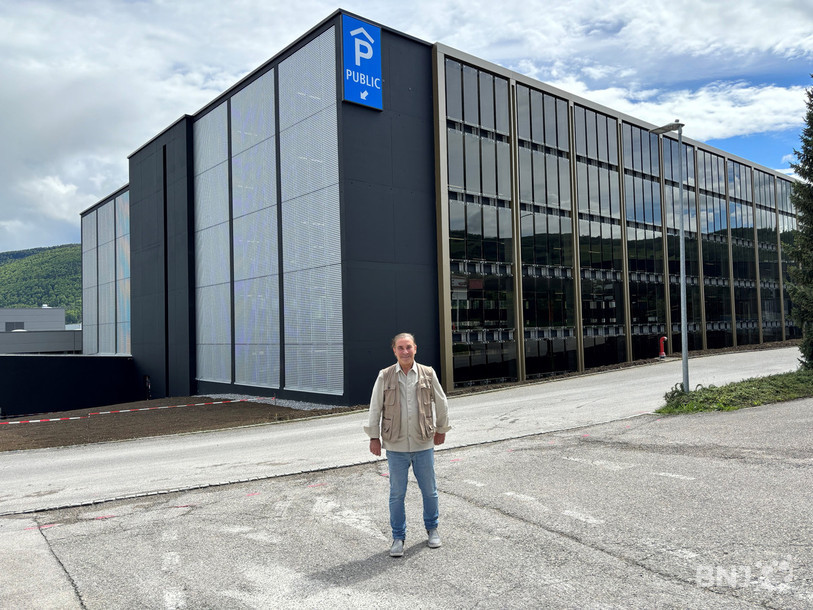Pascal Bourquard pose devant son nouveau parking d'envergure.