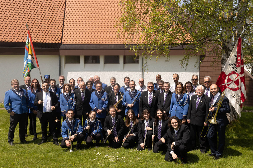 La fanfare des Bois, ici rassemblée avec la fanfare du Noirmont dont elle s'est rapprochée il y a quelque temps, fête ce week-end ses 150 ans et organise le Giron des fanfares franc-montagnardes. (Photo : Page Facebook Fanfare Les Bois-Le Noirmont)