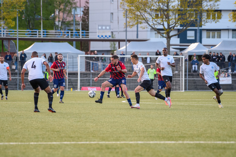La finale de la Coupe neuchâteloise de football a opposé le FC Le Communal Sport Le Locle (en rouge et bleu) au FC Bosna Neuchâtel ce dimanche à La Chaux-de-Fonds (photo : Bertrand Pfaff).