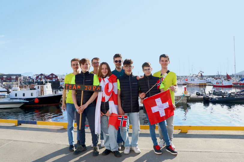 De gauche à droite : Sam Houser, Josquin Martignier, Alexandre Bart, Ganaelle Mundwiler, Daniel Renaud, Anaël Vallat, Thibault Berthold et Amélien Lovis ont passé une semaine en Norvège. (Photo : Robots-JU).