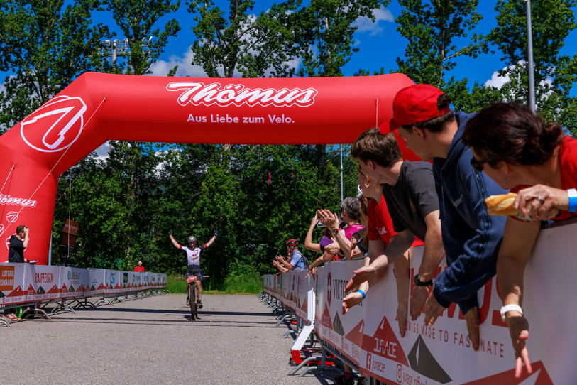 Hannes Jeker a levé les bras le premier. (Photo : Jurace).