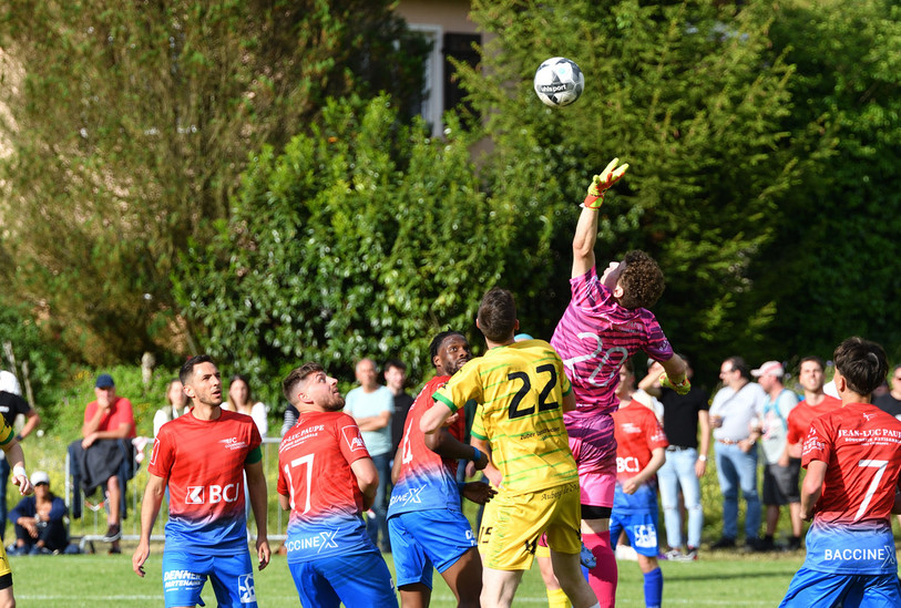 La finale de la Coupe jurassienne de football a opposé Courrendlin-Courroux (en rouge et bleu) à Haute-Ajoie ce lundi soir à St-Ursanne (photo : Georges Henz).