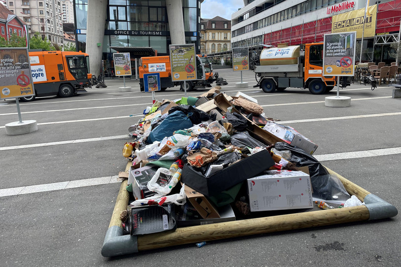 Les cantonniers ont exposé cette masse d’objets divers durant quelques heures ce mardi sur la place Espacité.