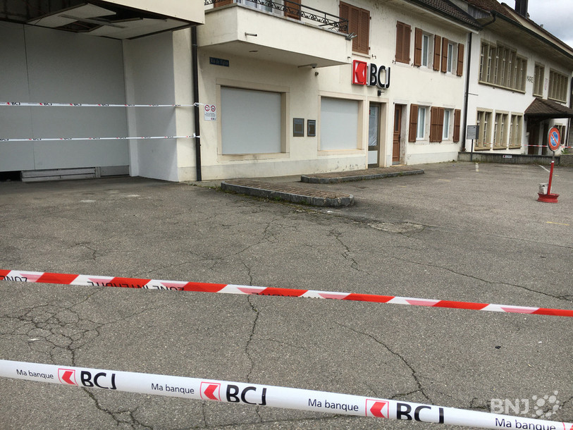 Ce mardi, les banderoles ont remplacé les débris aux alentours du distributeur de la BCJ à Alle.