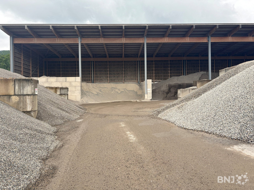 Des tonnes de matière sont entreposées sur le site de Jurasphalte.