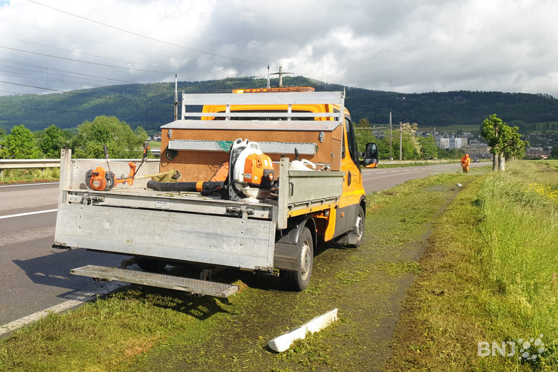 Les ouvriers de la section cantonale de l'entretien des routes doivent être particulièrement attentifs à la circulation.