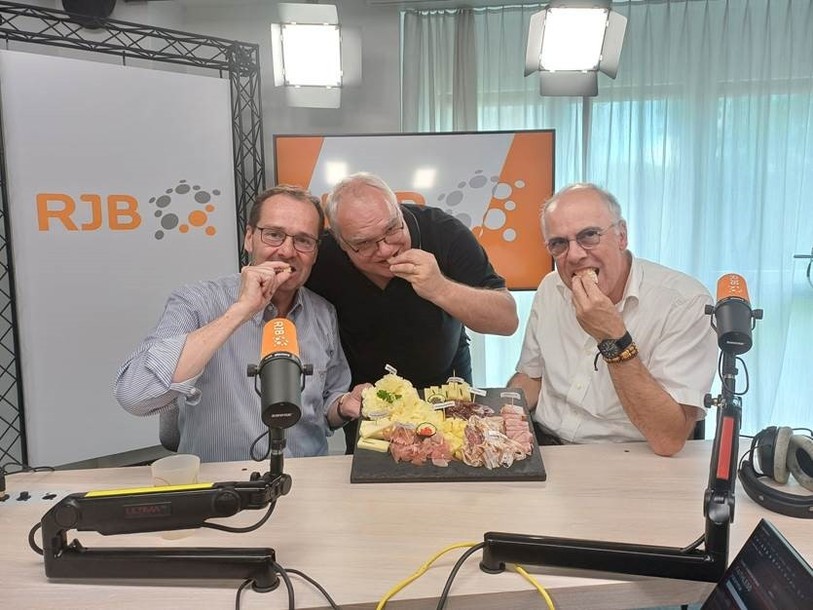 De gauche à droite : Jean-Marc Soldati, chef restaurant du Cerf à Sonceboz, Jean-Michel Probst, animateur Radio RJB et Olivier Boillat, responsable communication à la Fondation Rurale Interjurassienne.