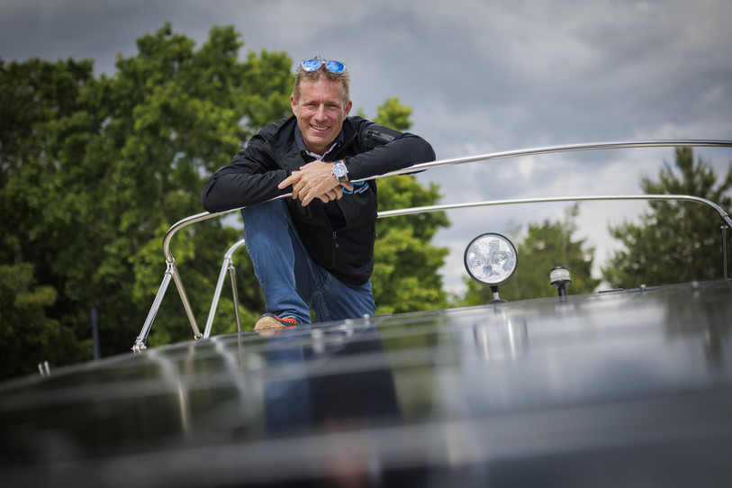Raphaël Domjan sur le bateau PlanetSolar II (photo KEYSTONE/VALENTIN FLAURAUD).