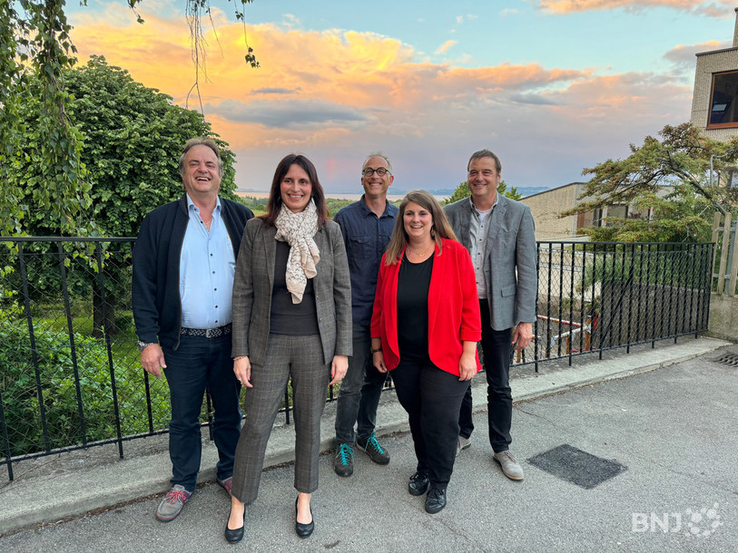 Le nouveau Conseil communal de Cortaillod a pris la pose mercredi soir. (De gauche à droite : Christian Haenseler (PLR), Anneline Straubhaar (PS), Olivier Rochat (Verts), Sarah Collioud (PS) et Olivier Félix (PLR))  