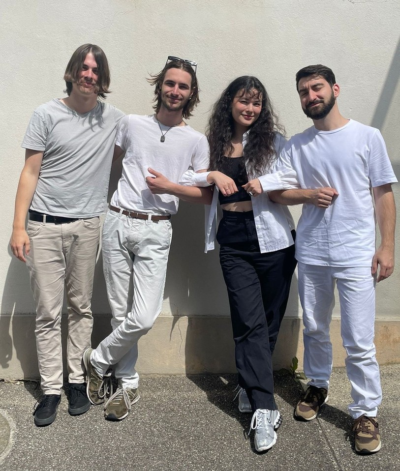 De gauche à droite : Jonas Lachat, pianiste, Nil Flückiger, bassiste, Maera Suh-ju Dusapin, réalisatrice et Maxence Nappez, batteur. (Photo : Wet Cloths)