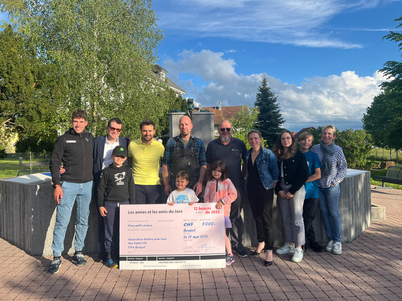 La remise du don issu des 12 heures de jass de 2023 a eu lieu samedi à Bonfol (photo: association Les amies et amis du jass).