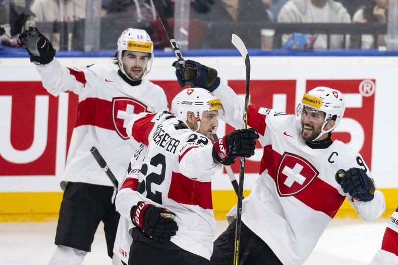 Pour lever les bras comme mardi face à la Finlande, les Suisses devront s'appuyer sur les bonnes choses aperçues durant la phase de poules, notamment le jeu à cinq contre cinq. (Photo : Keystone/Peter Schneider)