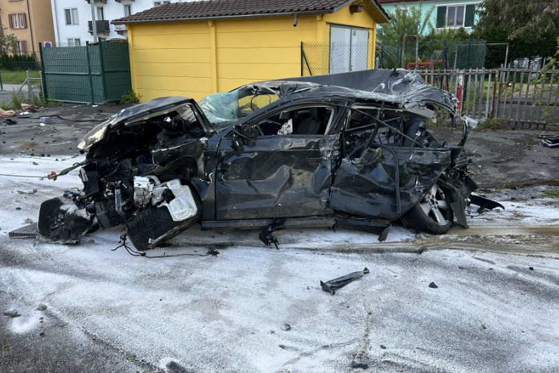 Un véhicule a été percuté jeudi en fin de journée par un train régional sur un passage à niveau à La Chaux-de-Fonds. (Photo : Police neuchâteloise).