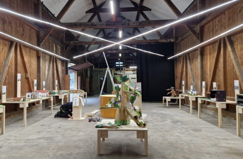 Des œuvres en trois dimension ont été réalisées par des classes jurassiennes pour l'exposition « Rêver 2074 » à Moutier. (Image : Jura-24 / addesign).