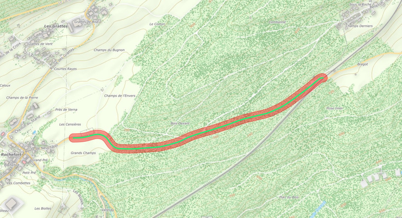 Le tracé de la route concernée par le chantier est en grande partie bordé de forêt. (Photo : SITN).