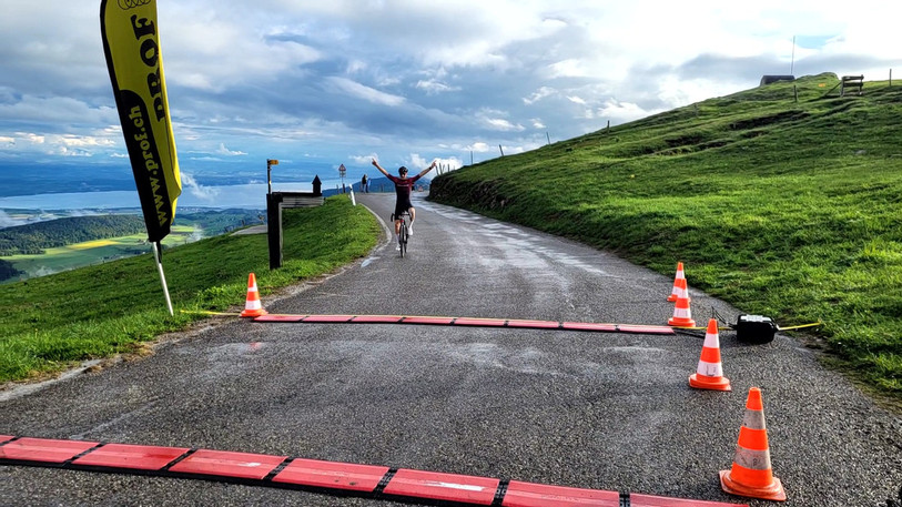 Zian Mouchet a levé les bras en premier lors de l'arrivée à Chasseral. (Photo : Club Cycliste du Littoral)