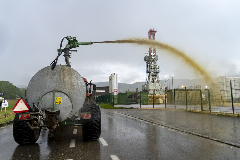 Un tracteur a notamment déversé du purin sur le site de géothermie profonde à Glovelier lors d'une manifestation d'opposants au projet. (Photo : KEYSTONE / Laurent Merlet).