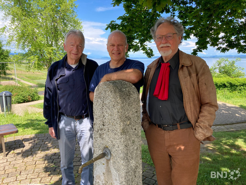 De gauche à droite: Lucien Bringolf (l'un des auteurs du livre dédié aux 100 ans du Camp junior), Frédéric Aeberhard (président du comité d'organisation du 100e anniversaire) et Jean-Pierre Roth (responsable de la réalisation du livre sur le Camp junior et ancien membre de la direction du camp.)