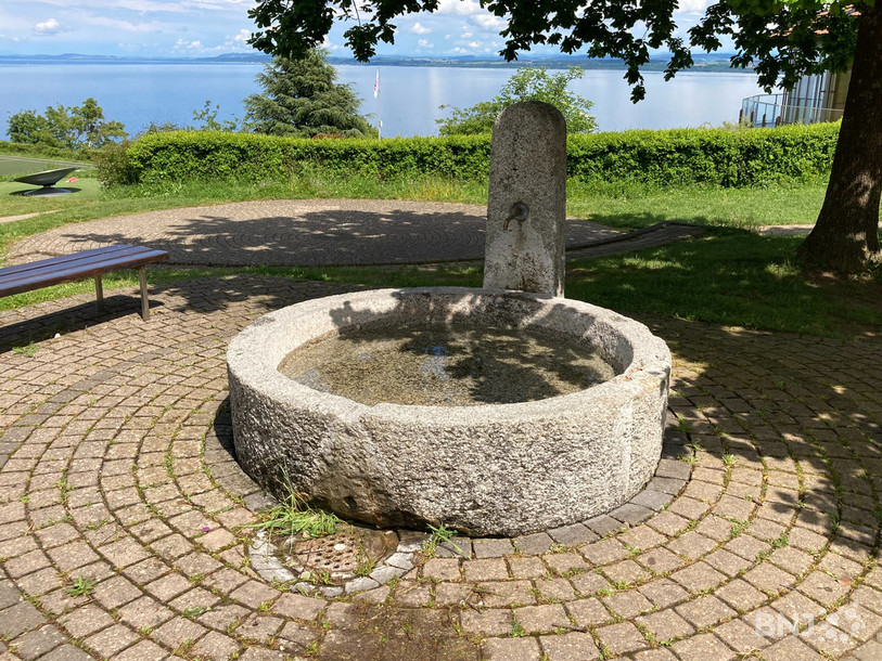Voici la fameuse fontaine dans laquelle de nombreux campeurs ont été plongés depuis 1924.