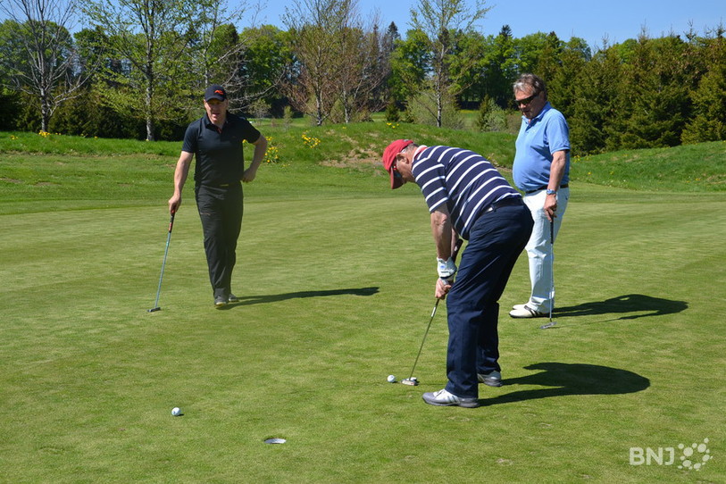 Adolf Ogi et Didier Cuche font du golf