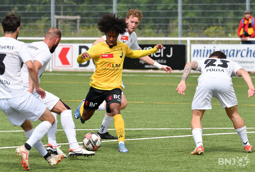 Theophilious Opoku-Mensah au milieu de la forêt st-galloise... le virevoltant Jurassien a marqué un but contre Rapperswil samedi après-midi. (Photo : Georges Henz)