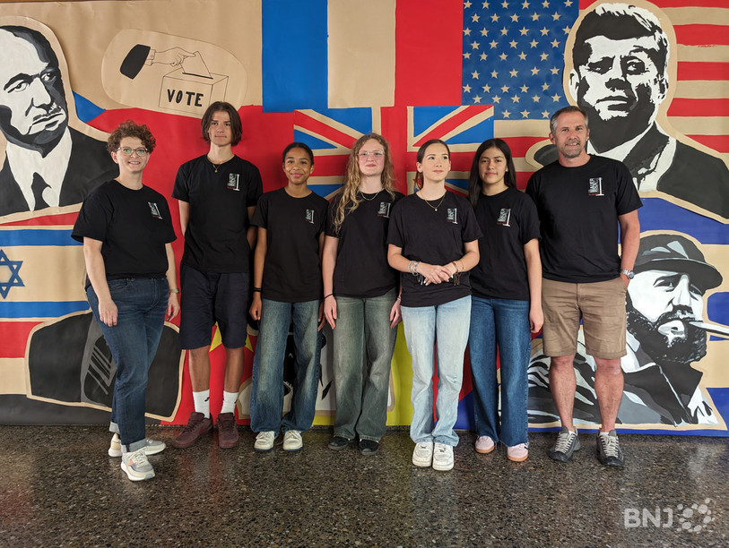 Une partie des élèves qui ont organisé l’exposition : Nils Wüthrich, Nabia Ngum, Lara Escande, Lyra Jaeggi, Isabella Di Bello Prado, entourés par leurs enseignants Selena de Weck (tout à gauche) et Julien Hoffmeyer (tout à droite).