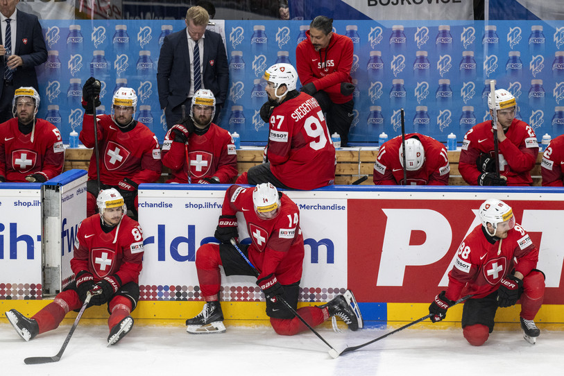 La déception dans le camp de l'équipe de Suisse à l'issue de la finale du championnat du monde de hockey sur glace à Prague (photo : KEYSTONE/Peter Schneider).