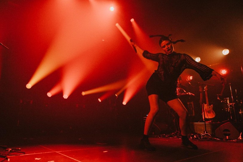 L'artiste jurassienne Lorena Stadelmann, alias Baby Volcano, a performé sur la mythique scène de l'Olympia. (Photo : Pauline Lévêque).