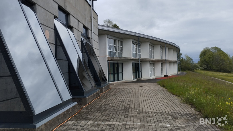 Les nouvelles vitres ont été posées récemment. Elles remplacent les anciennes fenêtres qui ont une structure blanche.