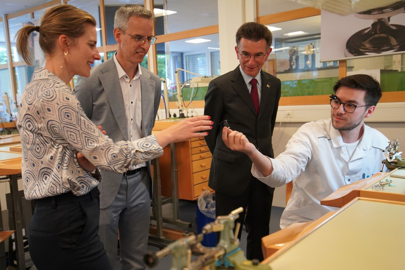 La mairesse suppléante de Québec, Catherine Vallières-Roland, visite ici l'Ecole des métiers techniques à Porrentruy. (Photo: RCJU).