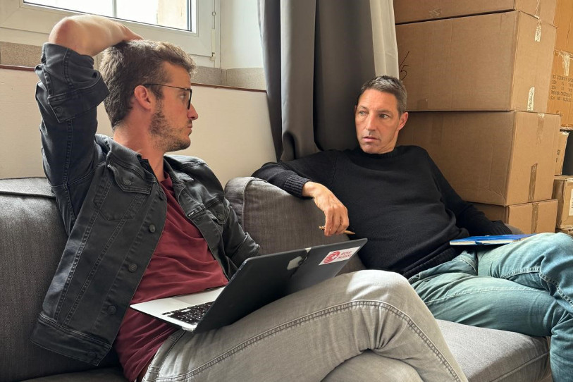 De gauche à droite : Gauthier Corbat (coscénariste et coproducteur) et Pierre Morath (coscénariste et coréalisateur) à l'écriture du film sur le HC Ajoie « Vouivre ou mourir ». (Photo : Basile Sanglard).