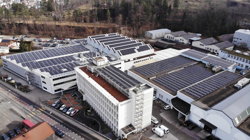 La centrale communale figure au deuxième plan, soit le toit en haut à gauche et le toit en pente. Les deux autres toits au premier plan composent la centrale de Tornos. (Crédits photo : Tornos SA).