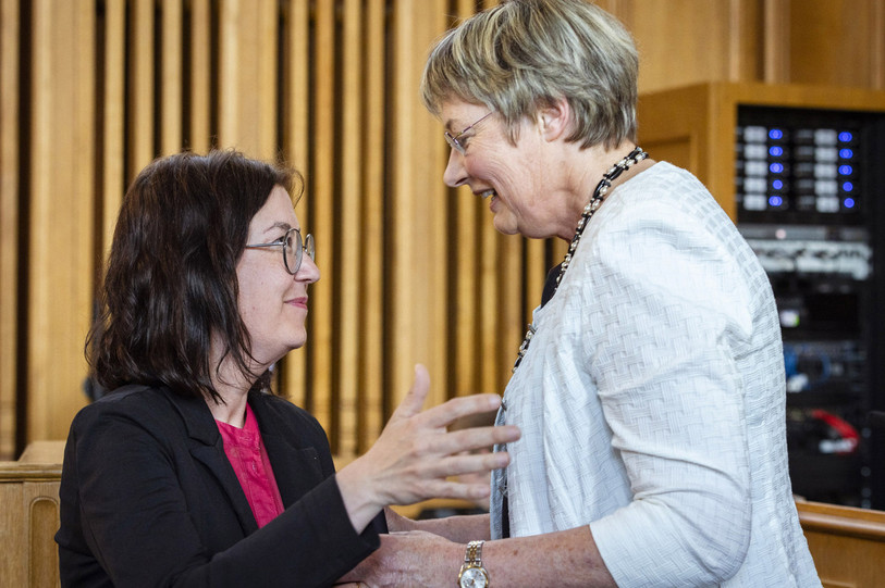 Martine Docourt (PS), présidente sortante, a passé le
flambeau à Mary-Claude Fallet (PLR), qui devient la nouvelle présidente du Grand Conseil neuchâtelois (photo : Julien Humbert-Droz).