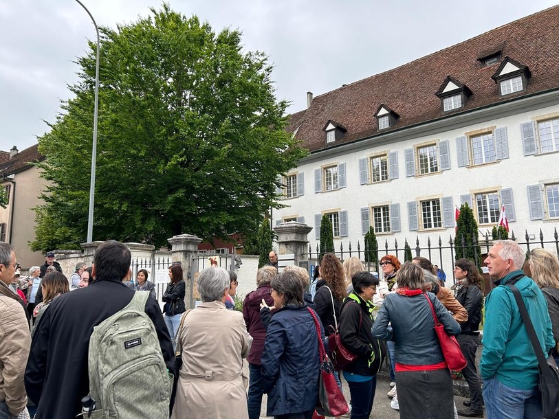 Une manifestation mise sur pied par l'association Autisme Jura a rassemblé environ 70 personnes mercredi matin devant l'Hôtel du Parlement à Delémont.