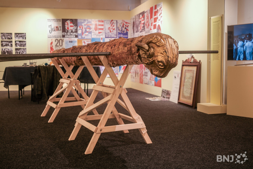 Le bélier emblématique du groupe Bélier s'expose à Porrentruy. Seul le tronc a été remplacé par un exemplaire plus court pour l'exposition.