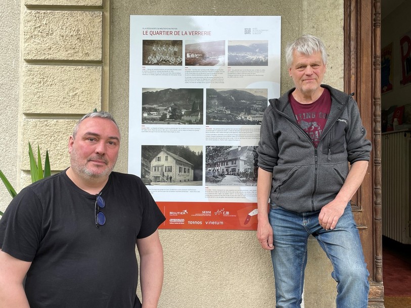 Stéphane Froidevaux (gauche) et Jean-Claude Chevalier (droite) présentent l'un des 23 panneaux historiques disposés à Moutier.