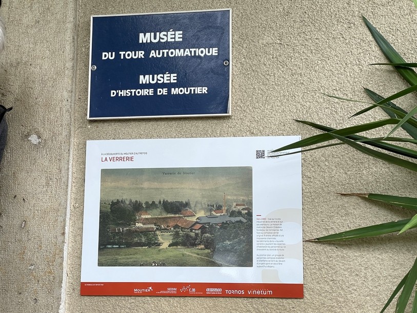 Les panneaux historiques sont de différentes tailles et disposés dans trois zones de Moutier.