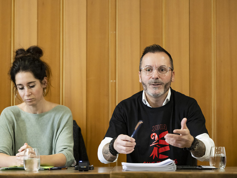 Léa Petitjean-Gisiger et Jack Aubry, membres de l’association Citoyens Responsables Jura, dénoncent un projet expérimental et dangereux. (Photo : KEYSTONE / Jean-Christophe Bott).