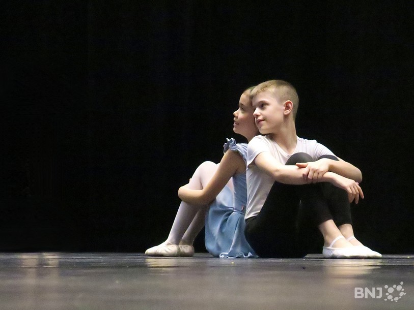 Deux élèves sur la scène du Théâtre du Jura