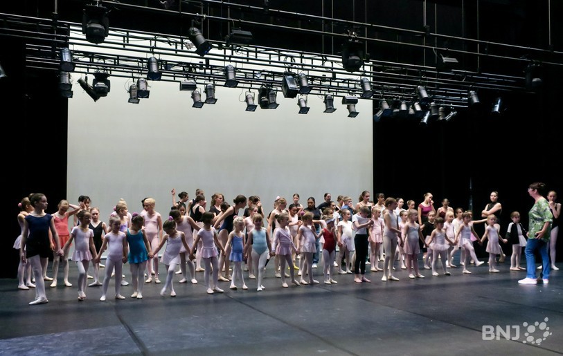 Ecole de Danse Inès Meury Bertaiola sur la Grande scène du Théâtre du Jura