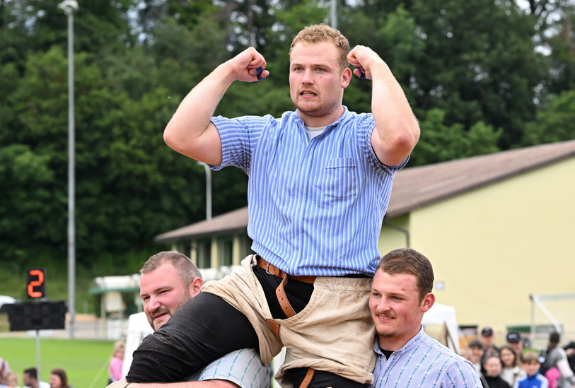 Romain Collaud, porté en triomphe après sa victoire. (Photo : Georges Henz).