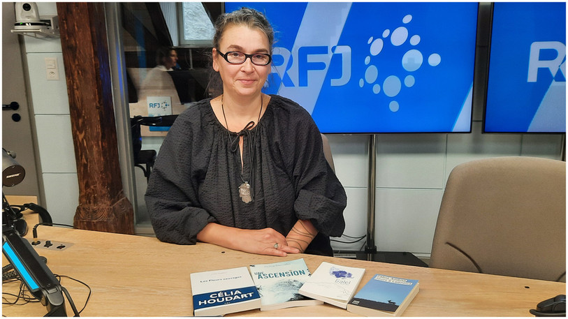 Phaedra Othman, responsable de la librairie-café « Le Vent se lève » à Saint-Ursanne présente les randonnées littéraires.