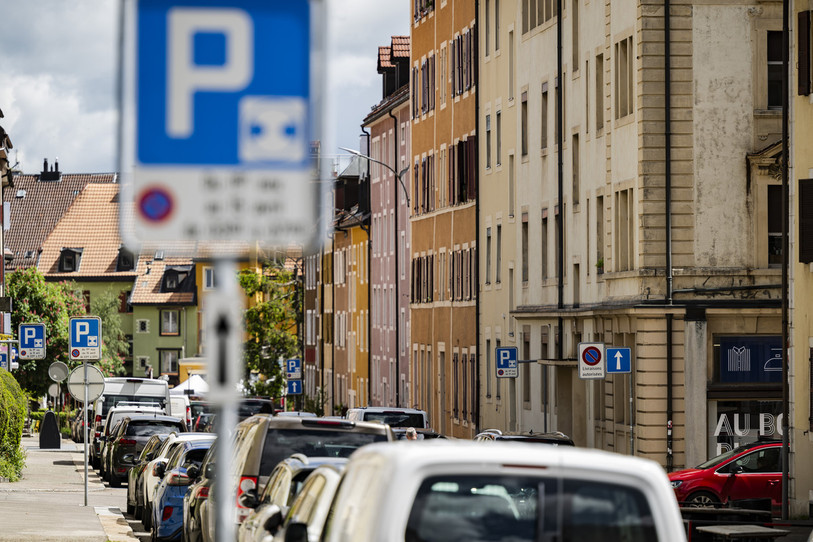 Les citoyens de La Chaux-de-Fonds se sont prononcés ce dimanche sur la politique de stationnement. (Photo : KEYSTONE / Jean-Christophe Bott).