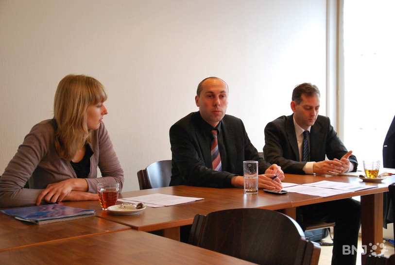 La déléguée interjurassienne à la jeunesse Joanna Eyer, le président du CJB Manfred Bühler et le secrétaire général du CJB Fabian Greub