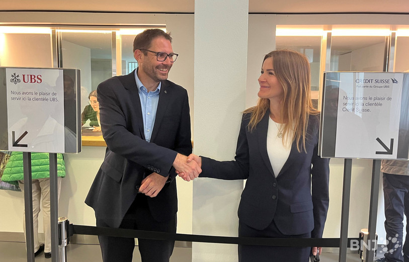 Alexandre Gigon (responsable de l'agence UBS de Delémont) et Bojana Pepic (responsable de l'agence Credit Suisse de Delémont) partagent désormais les mêmes locaux.